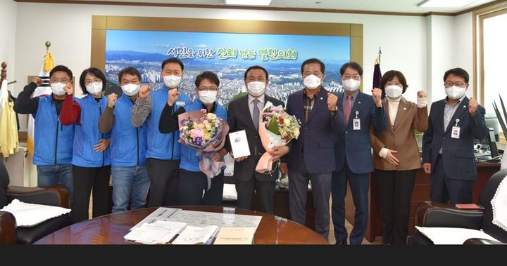 이동욱 경산시의원 (오른쪽서 5번째), 전국시군구공무원 노동조합연맹 감사패 받아  *재판매 및 DB 금지