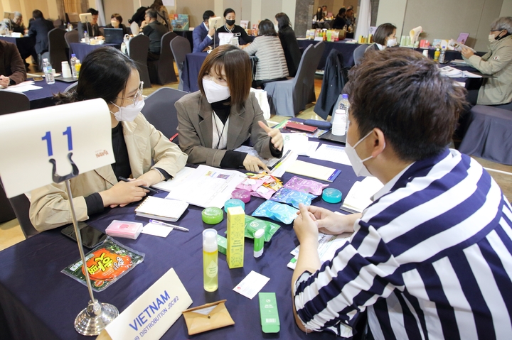 [제주=뉴시스] 지난 16~17일 제주 호텔난타에서 제주국제자유도시개발센터와 한국무역협회 제주지부, 제주대학교 제주테크노파크 등의 주최로 열린 ‘아세안 프리미엄 바이어 초청 수출상담회’. (사진=제주국제자유도시개발센터 제공) 2022.11.21. photo@newsis.com *재판매 및 DB 금지