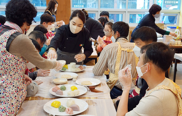 대구한의대학교 푸드케어약선학과 학생들이 대구서문복지재단 행복의 일터에서 장애우와 함께 내 몸에 약이 되는 약선체험을 진행하고 있다. *재판매 및 DB 금지