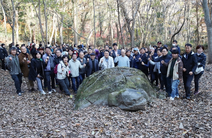 [광주=뉴시스] 구길용 기자 = 화순군은 최근 향토문화유산 86호 개천산 거북바위 인근에서 구복규 화순군수와 주민 등 100여명이 참석한 가운데 '개천사 비자림 탐방로' 개통식을 개최했다고 21일 밝혔다. (사진=화순군 제공). 2022.11.21. kykoo1@newsis.com *재판매 및 DB 금지