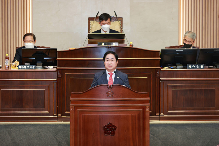 주광덕 남양주시장이 21일 열린 제291회 남양주시의회 2차 정례회에서 내년도 예산안을 설명하고 있다. (사진=남양주시 제공) *재판매 및 DB 금지