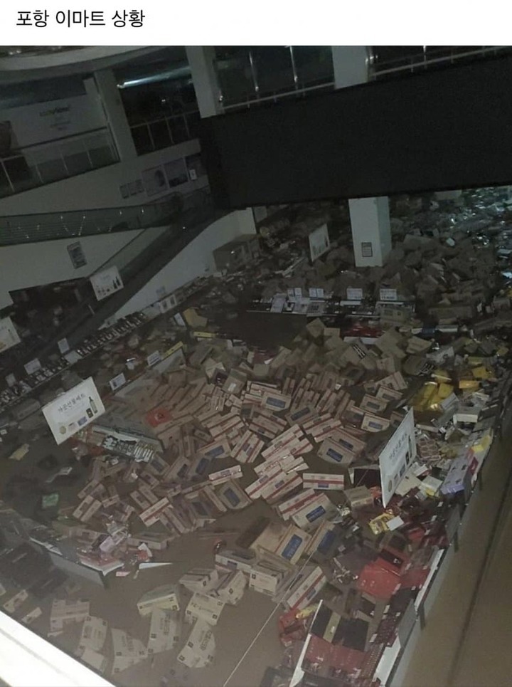 [포항=뉴시스] 온라인 커뮤니티에서 돌고 있는 이마트 포항점 내부 모습. 2022.09.06. *재판매 및 DB 금지