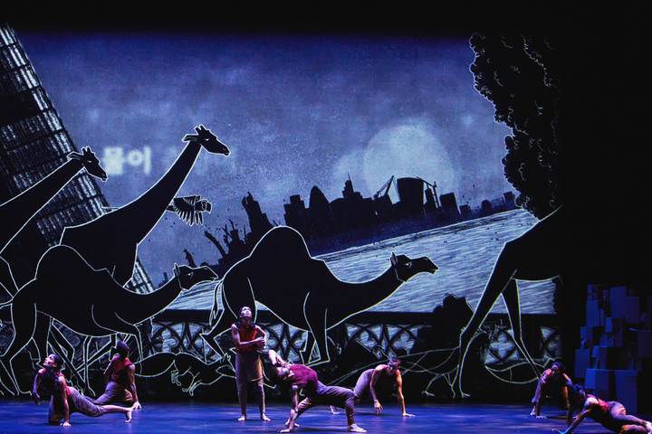 [서울=뉴시스]현대무용가 아크람 칸의 '정글북: 또 다른 세계' 공연 사진. (사진=LG아트센터 서울/StudioAL 제공) 2022.11.21. photo@newsis.com *재판매 및 DB 금지