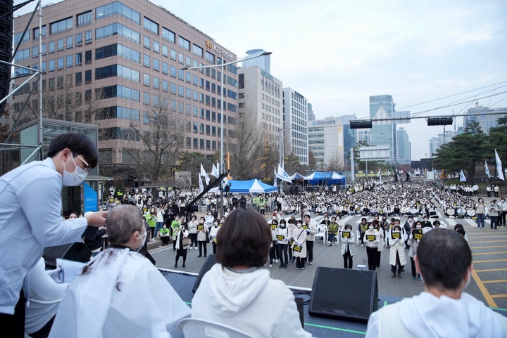 [서울=뉴시스] 추상철 기자 = 대한간호협회와 간호법제정추진 범국민운동본부가 21일 오후 서울 영등포구 여의도 국회앞에서 '간호법 제정 총궐기대회'를 하고 있다. 2022.11.21. scchoo@newsis.com *재판매 및 DB 금지