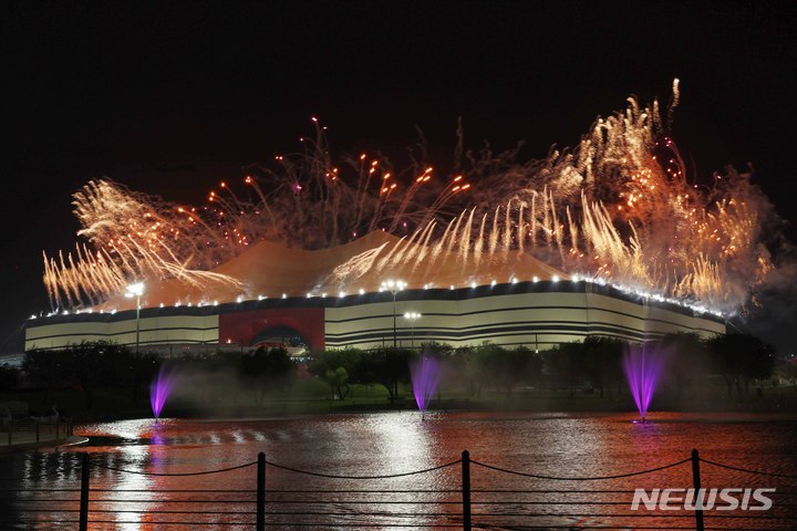 [도하(카타르)=뉴시스] 조성우 기자 = 20일 오후(현지시간) 카타르 알코르 알바이트 스타디움에서 열린 2022 카타르 월드컵 개막을 알리는 불꽃이 터지고 있다. 2022.11.21. xconfind@newsis.com