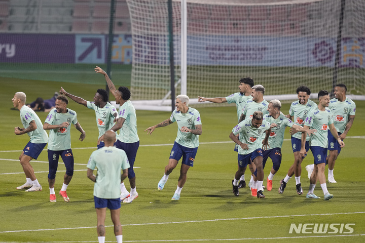 [도하=AP/뉴시스]브라질 축구대표팀 선수들. 2022.11.21.
