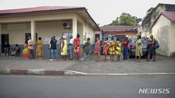 [말라보=AP/뉴시스] 아프리카 기니 남부에 있는 세계 최대 광산이 탐사 면허를 얻은 지 27년 만에 공사에 착수한다. 사진은 기니 주민들이 대통령 선거 투표를 위해 기다리는 모습. (*본문과 관련 없는 사진) 2024.01.08.