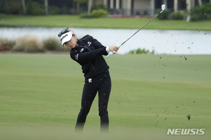 [네이플스=AP/뉴시스] 리디아 고(뉴딜랜드)가 20일(현지시간) 미 플로리다주 네이플스의 티뷰론 골프클럽에서 열린 미국여자프로골프(LPGA) 투어 시즌 최종전 4번홀 페어웨이에서 세컨드샷을 하고 있다. 리디아 고는 최종 합계 17언더파 271타를 기록하며 우승을 차지했다. 그는 12월 서울 명동성당에서 정태영 현대카드 부회장의 아들 정준 씨와 결혼을 앞두고 있다. 2022.11.21.