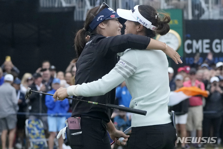 [네이플스=AP/뉴시스] 리디아 고(뉴딜랜드, 오른쪽)가 20일(현지시간)&nbsp; 미 플로리다주 네이플스의 티뷰론 골프클럽에서 열린 미국여자프로골프(LPGA) 투어 시즌 최종전 CME그룹 투어 챔피언십 정상에 오르며 이정은6의 축하를 받고 있다. 리디아 고는 최종 합계 17언더파 271타를 기록하며 우승을 차지했다. 2022.11.21.