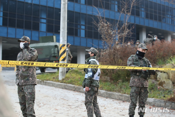 [양평=뉴시스] 김진아 기자 = 21일 오전 경기 양평군 양동면 금왕리 인근 야산 추락한 KF-16 수색작업 및 현장확인이 진행되고 있다. 공군은 20일 오후 8시5분경 KF-16 1대가 임무 중 원주 서쪽 약 20㎞ 상공에서 엔진 이상으로 조종사가 비상탈출했다고 밝혔다. 2022.11.21. bluesoda@newsis.com