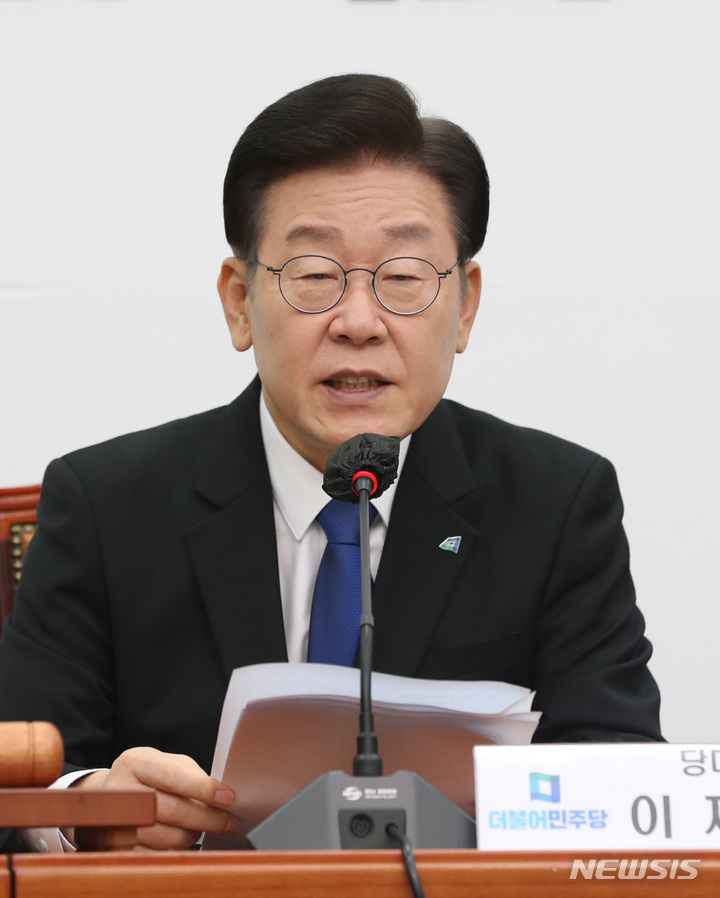 [서울=뉴시스] 전진환 기자 = 이재명 더불어민주당 대표가 21일 오전 서울 여의도 국회에서 열린 최고위원회의에서 발언하고 있다. 2022.11.21 amin2@newsis.com