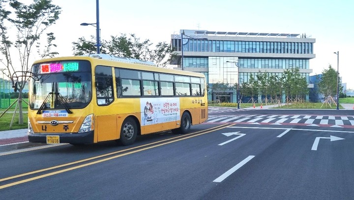 [나주=뉴시스] 한국에너지공대 노선을 운영하는 나주시내버스 모습. (사진=전남도 제공) 2022.11.21. photo@newsis.com *재판매 및 DB 금지