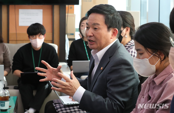 [세종=뉴시스] 강종민 기자 = 원희룡 국토교통부 장관이 21일 세종시 정부세종청사에서 열린 기자간담회에서 무함마드 빈 살만 사우디아라비아 왕세자 방한 성과 등 주요 현안에 대해 설명하고 있다. 2022.11.21. ppkjm@newsis.com