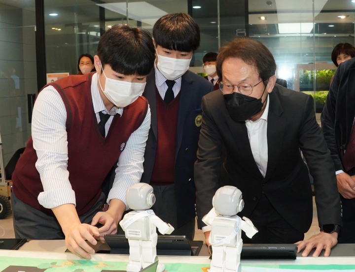 [서울=뉴시스] 조희연 서울시교육감이 지난해 11월21일 오후 서울 노원구 광운인공지능고등학교를 방문해 미래형 인공지능교육 융복합 공간인 AI교육체험관을 둘러보고 있다. (사진=서울시교육청 제공) 2023.02.05. photo@newsis.com *재판매 및 DB 금지