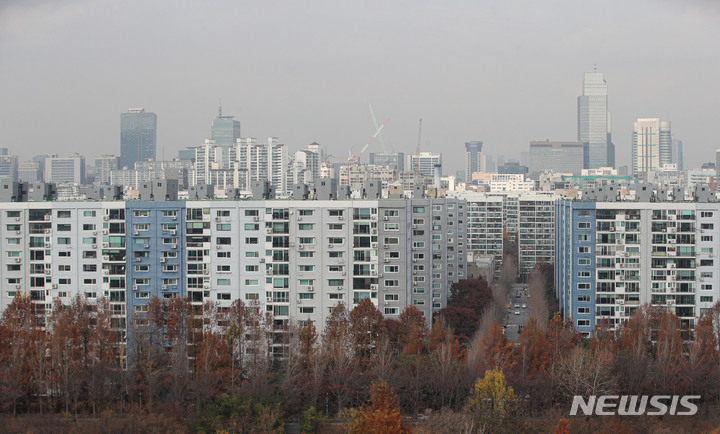 [서울=뉴시스] 권창회 기자 = 사진은 21일 오후 서울 강남구 미도아파트 전경. 2022.11.21. kch0523@newsis.com