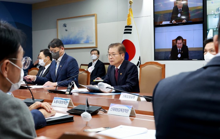 [서울=뉴시스] 이정식 고용노동부 장관이 지난 21일 오후 세종시 정부세종청사에서 열린 전국 기관장 회의에 참석해 발언하고 있다. (사진=고용노동부 제공) 2022.11.27. photo@newsis.com *재판매 및 DB 금지