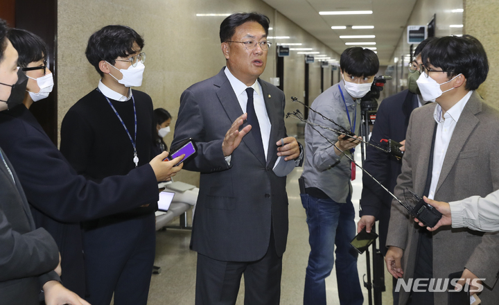 [서울=뉴시스] 최진석 기자 = 정진석 국민의힘 비상대책위원장이 21일 서울 여의도 국회에서 열린 이태원 참사 유가족 면담을 위해 이동하며 기자들의 질문에 답하고 있다. 2022.11.21. myjs@newsis.com