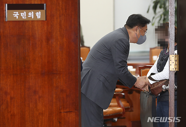 [서울=뉴시스] 최진석 기자 = 정진석 국민의힘 비상대책위원장이 21일 서울 여의도 국회에서 열린 이태원 참사 희생자 유가족 비공개 면담을 마친 뒤 유가족을 위로하고 있다. 2022.11.21. myjs@newsis.com