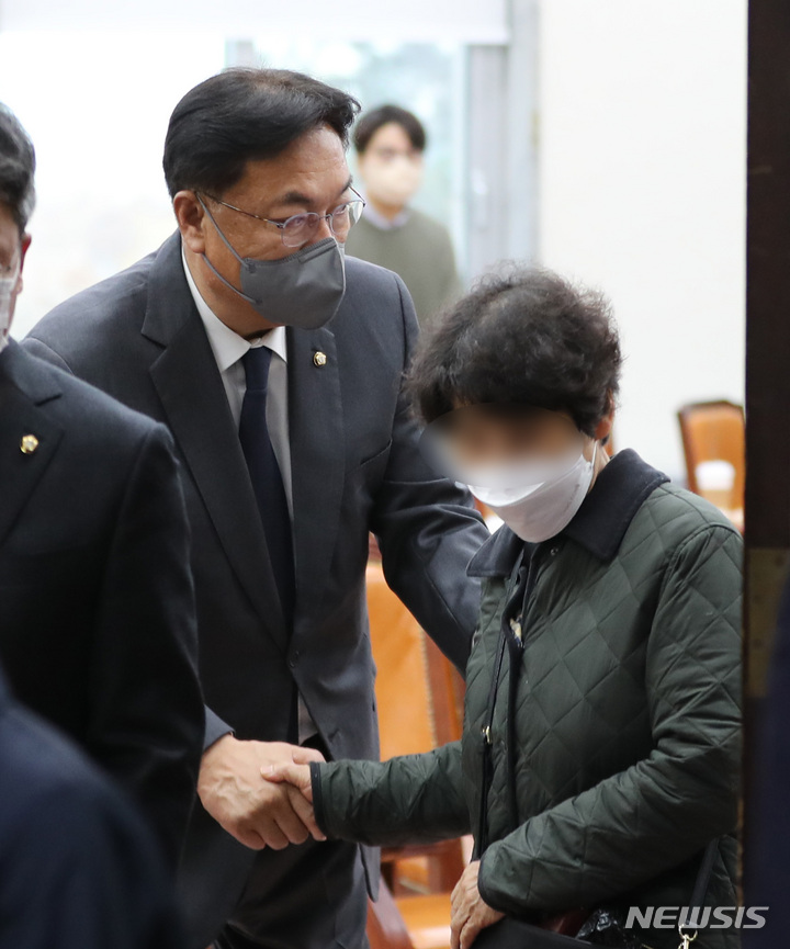 [서울=뉴시스] 전진환 기자 = 정진석 국민의힘 비상대책위원장이 21일 오후 서울 여의도 국회에서 이태원 참사 유가족들과 면담을 마치고 위로하고 있다. 2022.11.21 amin2@newsis.com