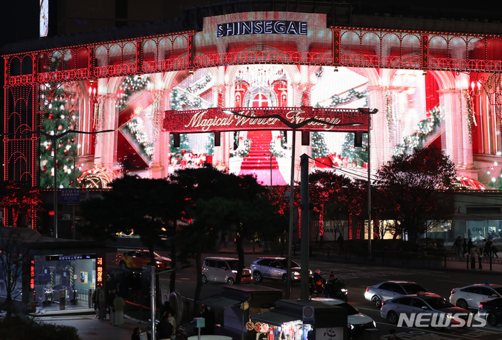 [서울=뉴시스] 김근수 기자 = 21일 오후 성탄절 조명으로 꾸민 서울 중구 신세계백화점 본점 앞에서 시민들이 추억을 남기고 있다. 2022.11.21. ks@newsis.com