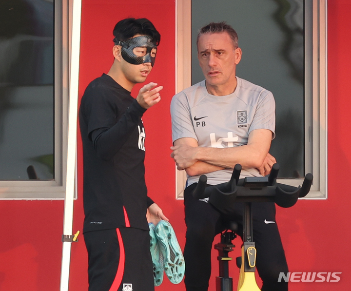 [도하(카타르)=뉴시스] 조성우 기자 = 대한민국 축구대표팀 손흥민과 벤투 감독이 21일(현지시간) 오후 카타르 도하 알 에글라 트레이닝센터에서 훈련을 앞두고 이야기를 나누고 있다. 2022.11.21. xconfind@newsis.com