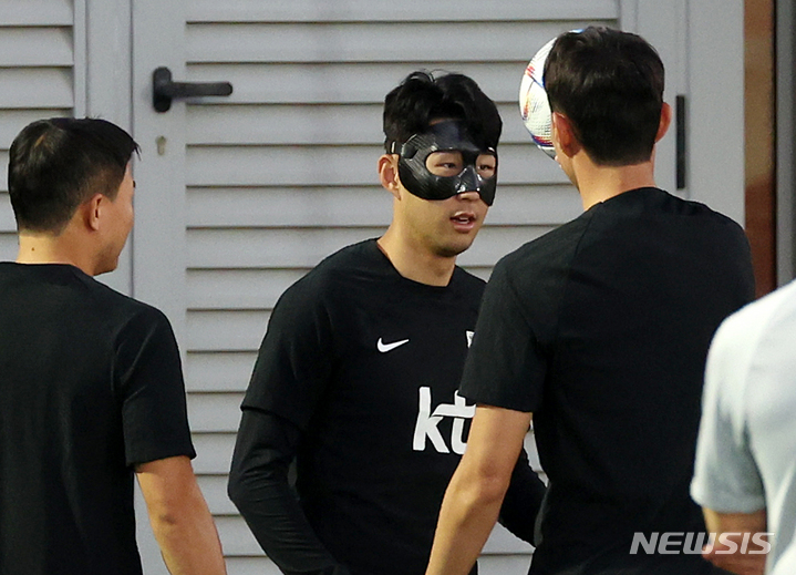 [도하(카타르)=뉴시스] 조성우 기자 = 대한민국 축구대표팀 손흥민이 21일(현지시간) 오후 카타르 도하 알 에글라 트레이닝센터에서 열린 훈련에서 헤딩을 하고 있다. 2022.11.21. xconfind@newsis.com