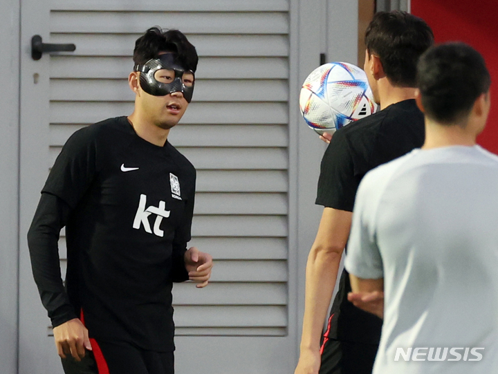 [도하(카타르)=뉴시스] 조성우 기자 = 대한민국 축구대표팀 손흥민이 21일(현지시간) 오후 카타르 도하 알 에글라 트레이닝센터에서 훈련을 하고 있다. 2022.11.21. xconfind@newsis.com