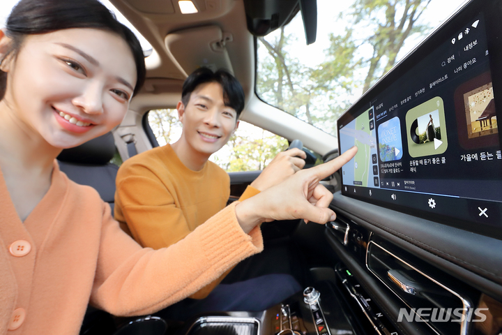 [서울=뉴시스] KT가 포드세일즈앤서비스코리아와 협업해 포드와 링컨 차량에 인포테인먼트 플랫폼 서비스를 제공한다고 22일 밝혔다. 사진은 KT 모델들이 인포테인먼트 플랫폼 서비스를 홍보하는 모습. (사진=KT 제공)