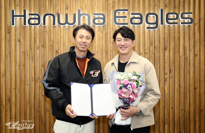 손혁(왼쪽) 한화 이글스 단장과 장시환. (사진=한화 제공) *재판매 및 DB 금지