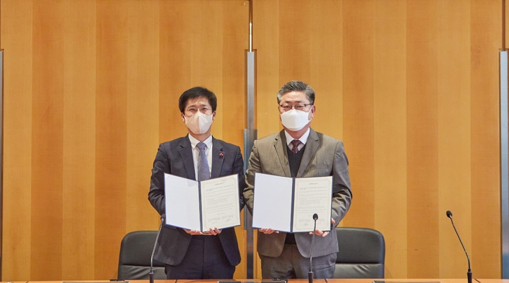 [인천=뉴시스]&nbsp; (왼쪽부터) 김주형 인하대학교 산학협력단장과 박현철 (사)한국금속재자원산업협회장이 업무협약 체결 기념촬영을 하고 있다. (사진=인하대 제공) *재판매 및 DB 금지