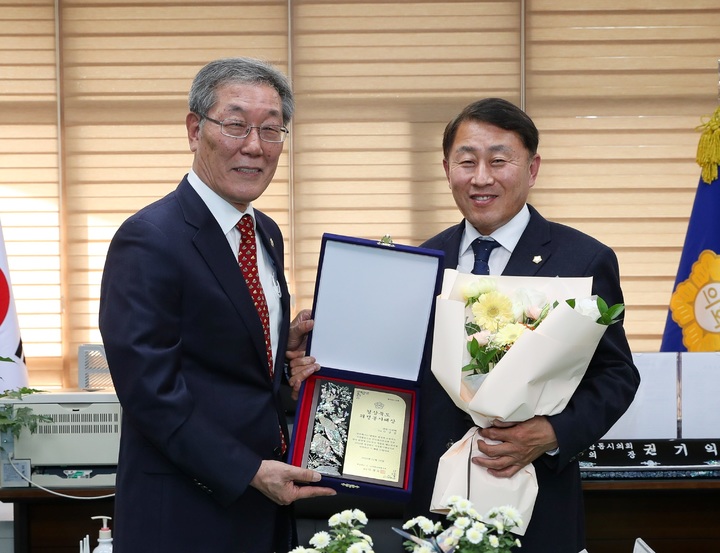 김상진 안동시의원이 권기익 안동시의회 의장으로부터 '2022년 경상북도 의정봉사대상'을 전달받고 있다. (사진=안동시의회 제공) *재판매 및 DB 금지