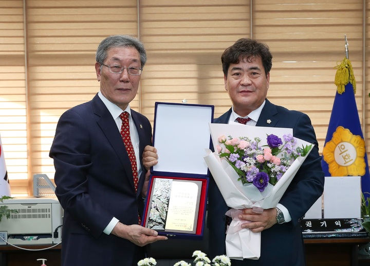 우창하 안동시의원이 권기익 안동시의회 의장으로부터 '2022년 경상북도 의정봉사대상'을 전달받고 있다. (사진=안동시의회 제공) *재판매 및 DB 금지