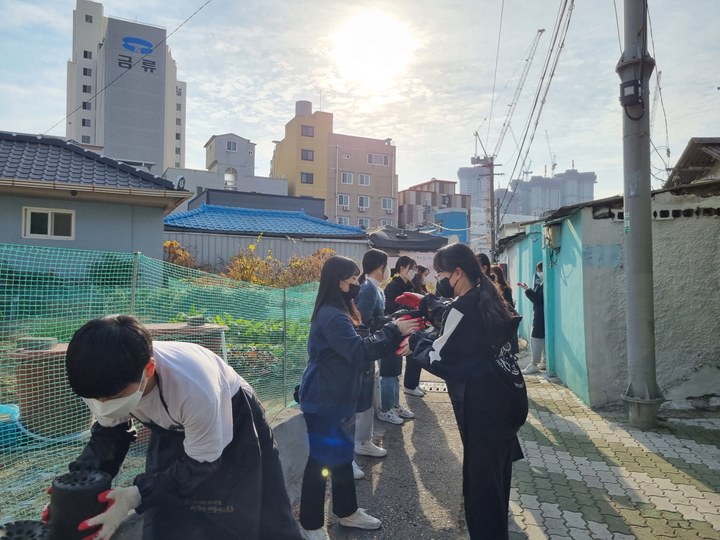 대구과학대학교 지역사회봉사단 학생들이 대구 북구 칠성동 일대 에너지 취약가구에 사랑의 연탄을 배달하고 있다. *재판매 및 DB 금지