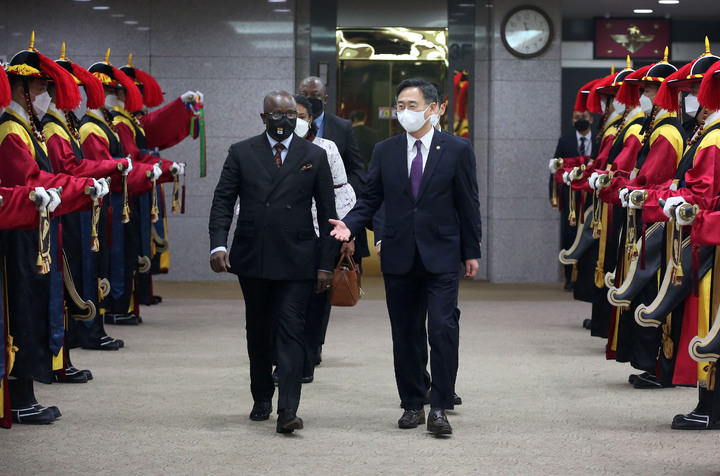 [서울=뉴시스] 신범철 국방부차관이 11월 22일(화) 오전, 국방부 청사에서 한-아프리카 방산협력 컨퍼런스 참석 차 방한한 도미니크 니티울 가나 국방장관을 접견하고 있다. (사진=국방부) 2022.11.22. photo@newsis.com *재판매 및 DB 금지
