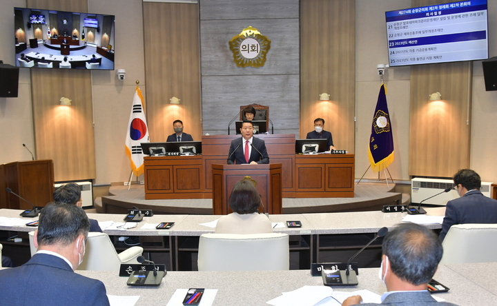  22일 열린 순창군의회의 '제274회 제2차 정례회'의 두번째 본회의, 시정연설에 나선 최영일 군수가 내년도 예산안 등 2023년 군정방향에 대해 설명하고 있다. *재판매 및 DB 금지