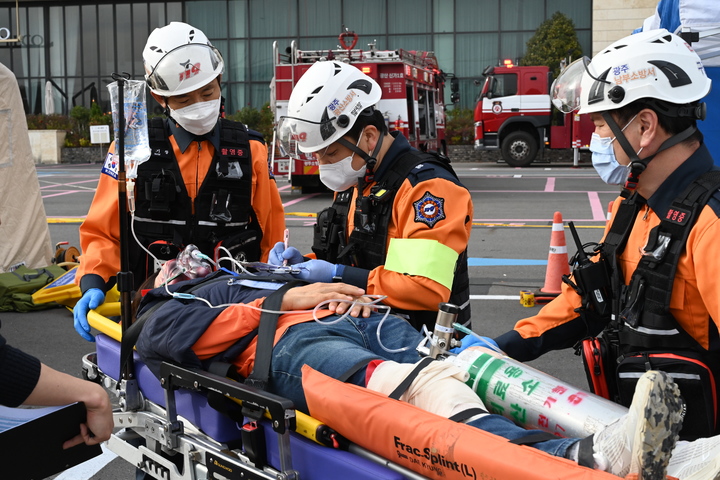 [광주=뉴시스] 이영주 기자 = 광주 광산소방서는 지난 21일 대형 재난을 대비하고 긴급구조 대응역량을 강화하기 위한 긴급구조종합훈련을 벌였다고 22일 밝혔다. (사진 = 광주 광산소방서 제공) 2022.11.22. photo@newsis.com *재판매 및 DB 금지