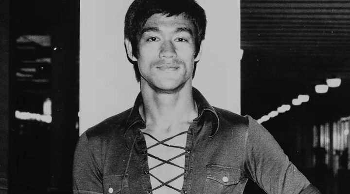 [서울=뉴시스] 할리우드의 전설적인 액션 스타 이소룡(브루스 리)의 사망 원인에 대해 의사들은 수분 과다 섭취로 추정한다고 21일(현지시간) 더 선이 보도했다. <출처 : Bruce Lee 유튜브 캡처> 2022.11.22 *재판매 및 DB 금지