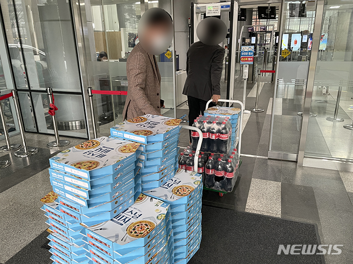 [세종=뉴시스] 정부세종2청사 행정안전부 사무실로 배달되는 피자. 2022.11.22. 