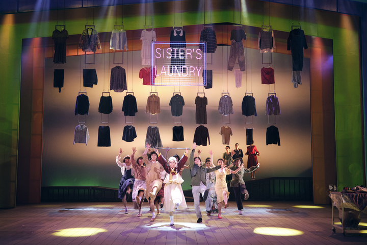 [서울=뉴시스]서울시뮤지컬단의 신작 '알로하, 나의 엄마들' 공연 사진. (사진=세종문화회관 서울시뮤지컬단 제공) 2022.11.22. photo@newsis.com *재판매 및 DB 금지