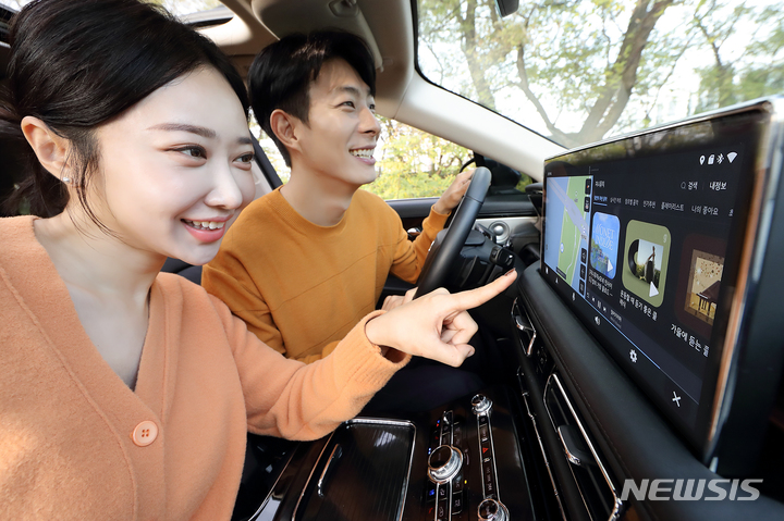 [서울=뉴시스]KT 모델들이 KT가 포드·링컨 차량에 제공할 인포테인먼트 플랫폼 서비스를 소개하고 있다. (사진=KT 제공)