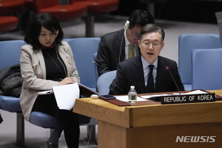 [뉴욕=AP/뉴시스] 황준국 주유엔 한국대사가 21일(현지시간) 미국 뉴욕의 유엔본부에서 열린 유엔 안전보장이사회(안보리)에서 발언하고 있다. 2022.11.22.