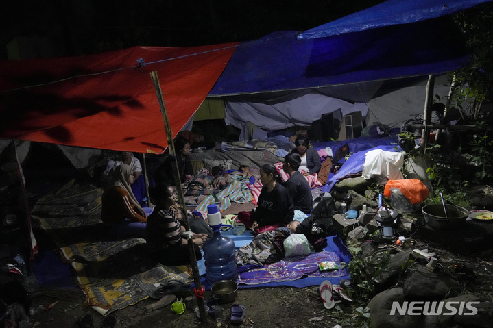 [치안주르=AP/뉴시스] 21일(현지시간) 인도네시아 서자바주 치안주르에서 규모 5.6의 지진이 발생해 주민들이 임시 텐트 밑에서 머물고 있다. 현지 당국은 이번 지진으로 지금까지 최소 162명이 숨졌다고 밝혔으며 사망자 수는 더 늘어날 것으로 보인다. 2022.11.22.