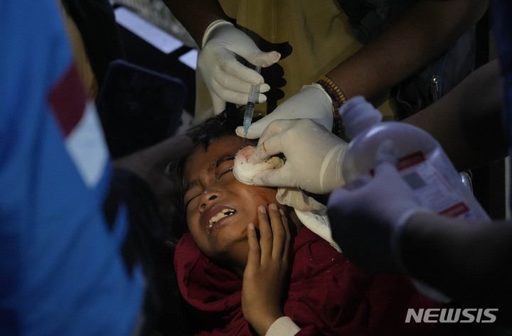 [치안주르=AP/뉴시스] 21일(현지시간) 인도네시아 서자바주 치안주르에서 규모 5.6의 지진이 발생해 한 어린이가 임시 병원에서 치료받고 있다. 현지 당국은 이번 지진으로 지금까지 최소 162명이 숨졌다고 밝혔으며 사망자 수는 더 늘어날 것으로 보인다. 2022.11.22. 