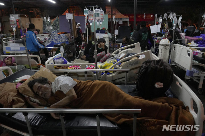 [치안주르=AP/뉴시스] 21일(현지시간) 인도네시아 서자바주 치안주르에서 규모 5.6의 지진이 발생해 부상자들이 임시 병원에서 치료받고 있다. 현지 당국은 이번 지진으로 지금까지 최소 162명이 숨졌다고 밝혔으며 사망자 수는 더 늘어날 것으로 보인다. 2022.11.22.