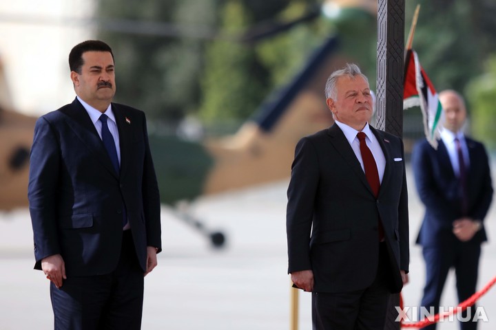 [ 암만(요르단)= 신화/뉴시스] 요르단의 압둘라 2세 국왕(오른쪽)이&nbsp; 지난 해 11월 22일 요르단 수도 암만을 방문한 이라크의 모함메드 시아 알수다니 총리를 암만공항에 나와 영접하고 있다.&nbsp; 국왕은 9월 19일 유엔총회에서 요르단의 난민수용 능력이 한계를 넘었다며 유엔의 구호기금 부족을 지적했다.&nbsp; 2023.09.20.&nbsp; 