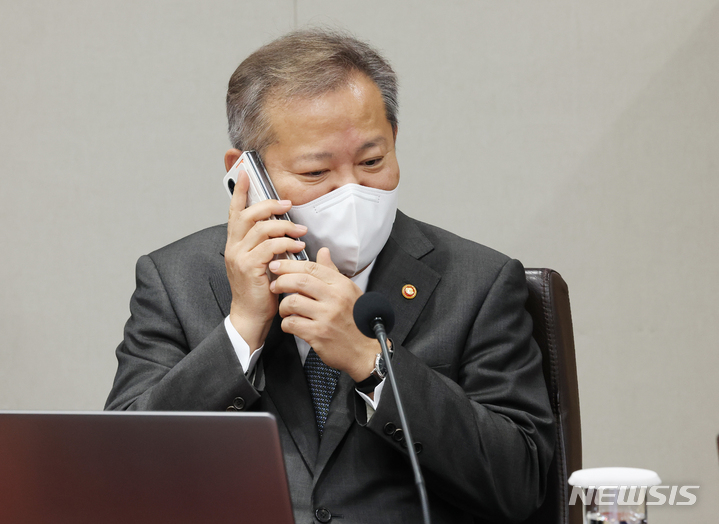 [서울=뉴시스] 홍효식 기자 = 이상민 행정안전부 장관이 22일 서울 용산 대통령실 청사에서 열린 국무회의에 앞서 전화 통화하고 있다. (대통령실통신사진기자단) 2022.11.22. yesphoto@newsis.com