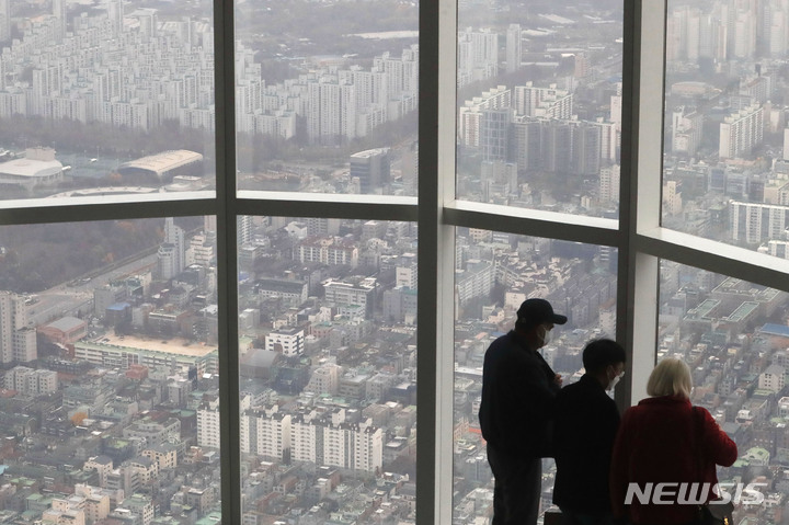 [서울=뉴시스] 최동준 기자 = 서울 송파구 롯데월드타워 전망대에서 바라본 서울시내 모습. 2022.11.22. photocdj@newsis.com