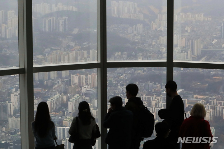 [서울=뉴시스] 최동준 기자 = 22일 한국은행이 발표한 '2022년 11월 소비자동향조사 결과'에 따르면 대출금리 인상, 아파트 매매가격 하락세 확대로 집값 전망은 사상 최저 수준으로 내려갔다. 주택가격전망지수는 전월보다 3포인트 하락한 61로 집계돼 지난 5월 부터 7개월 연속 하락세를 이어갔다. 사진은 이날 서울 송파구 롯데월드타워 전망대에서 바라본 서울시내 모습. 2022.11.22. photocdj@newsis.com