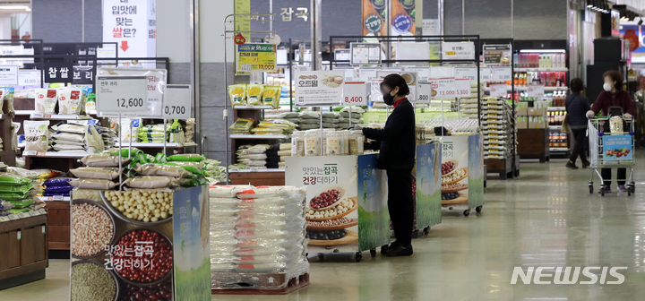 [서울=뉴시스] 김금보 기자 = 서울 시내 한 대형마트가 비교적 한산한 모습을 보이고 있다. 2022.11.22. kgb@newsis.com