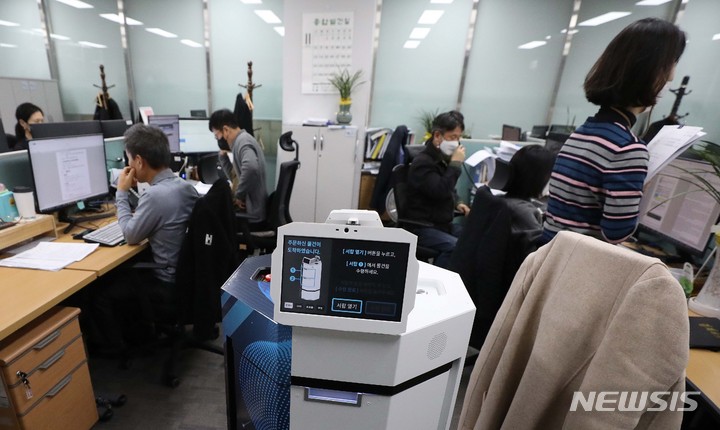 공무원 83%, 업무에 AI 쓰지만…절반은 "오류 시 책임 우려"